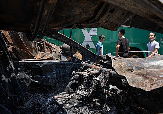 Residentes en la ciudad israelí de Haifa observan los daños causados por un ataque iraní.