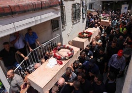 Funeral por varios de los muertos por los ataques de Israel.