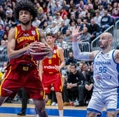 Izan Almansa, con el balón, en su debut con España ante Eslovaquia en noviembre de 2024.