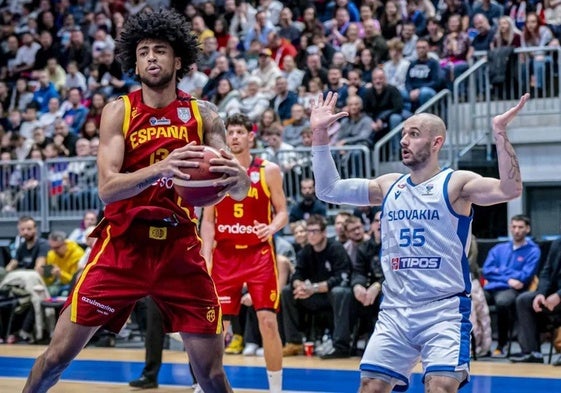 Izan Almansa, con el balón, en su debut con España ante Eslovaquia en noviembre de 2024.