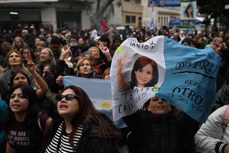 Partidarios de la expresidenta argentina Cristina Fernández de Kirchner se congregan frente a su residencia en Buenos Aires.