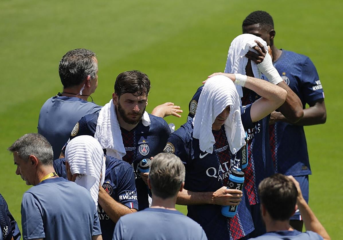 Pausa para la hidratación de los jugadores del PSG en su partido ante el Atlético.