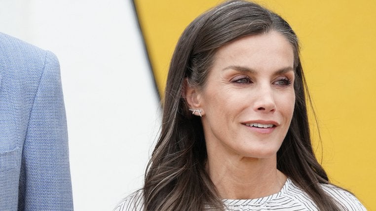 La reina Letizia rescata su blusa romántica favorita en su visita a Burela: su look todoterreno con los zapatos más cómodos