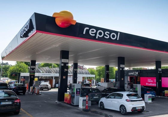 Una estación de servicio de Repsol en Madrid con el nuevo logo de la marca.