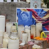 Un altar improvisado frente al centro médico donde Uribe Turbay permanece ingresado en Bogotá