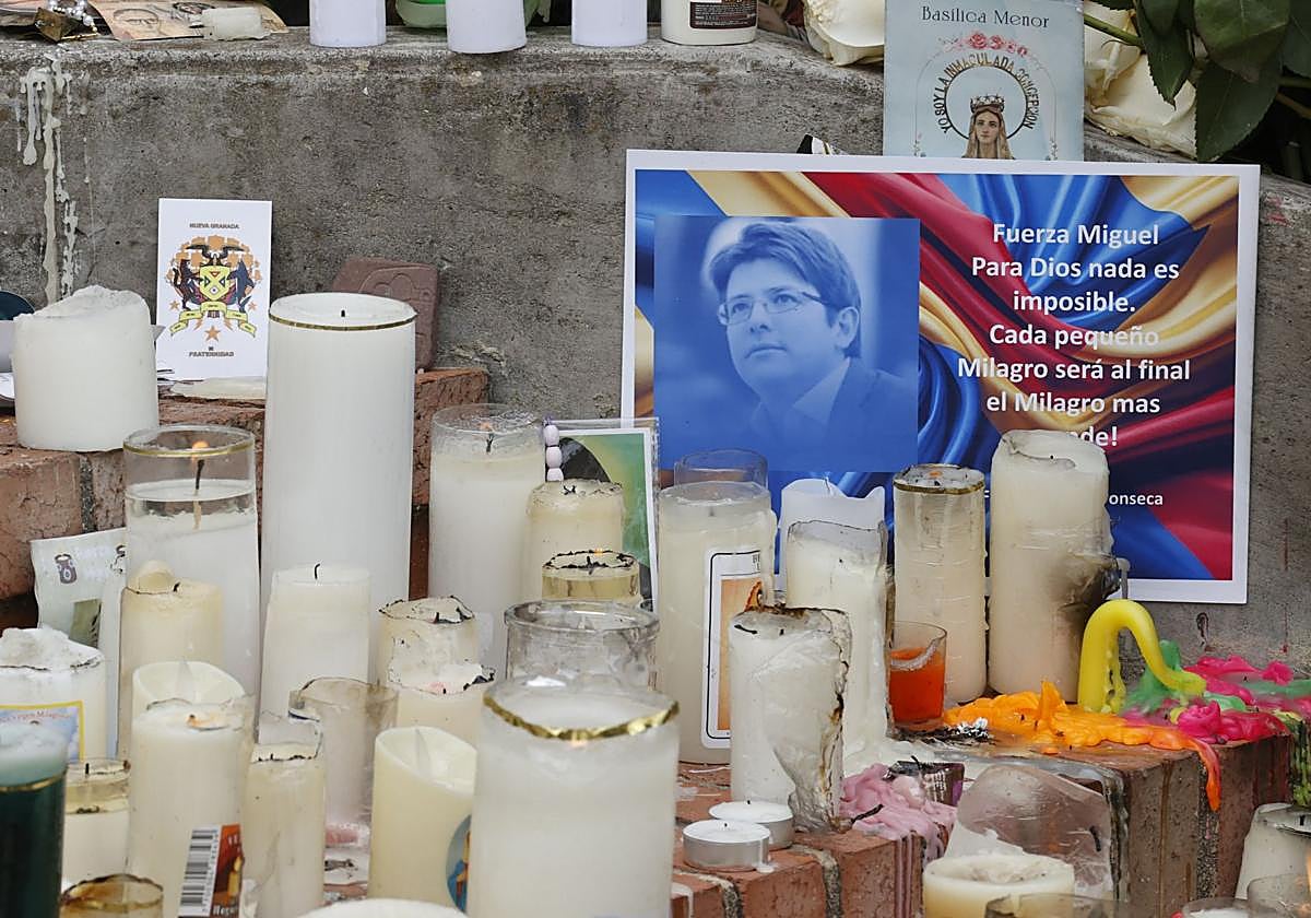Un altar improvisado frente al centro médico donde Uribe Turbay permanece ingresado en Bogotá