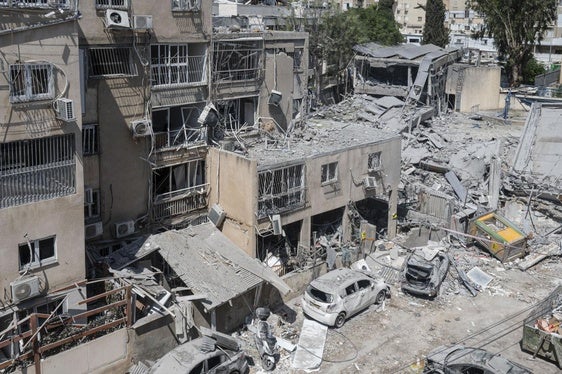 Un misil ha caído en Bnei Brak y destruido varias casas de la población israelí.