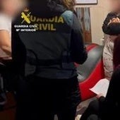 Momento del registro de uno de los pisos en los que entró la Guardia Civil