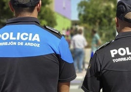 Dos policías de Torrejón en una imagen de archivo.