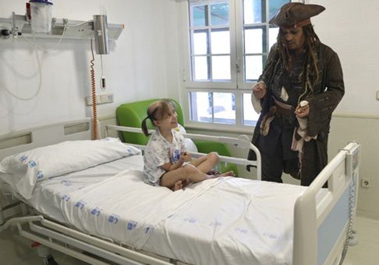 Johnny Deep con los niños ingresados en el hospital Niño Jesús de Madrid.