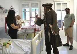El actor Johnny Deep ante uno de los peques ingresados en la planta oncológioca del Niño Jesús.