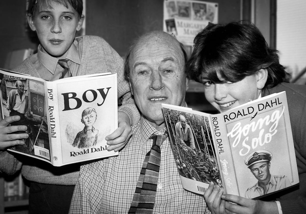 Roald Dahl, consagrado por sus obras infantiles y juveniles, junto a dos jóvenes lectores.
