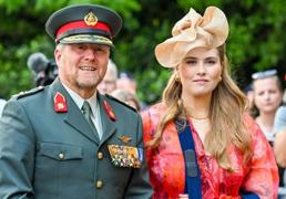 Amalia de Holanda reaparece tras su operación con el vestido de flores más bonito para el verano