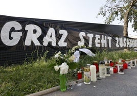 Velas en recuerdo de las víctimas del tiroteo de Graz.
