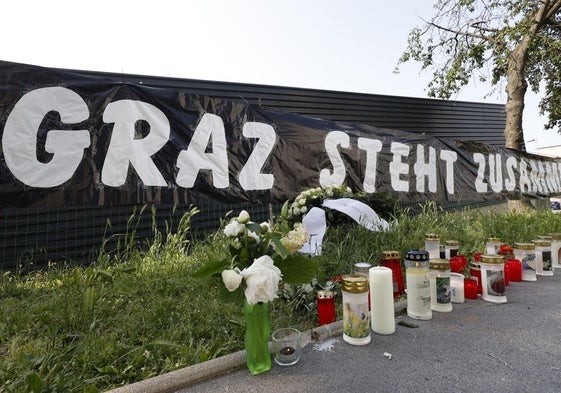 Velas en recuerdo de las víctimas del tiroteo de Graz.