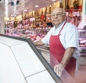 Un autónomo, al frente de una carnicería.