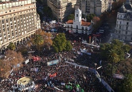 Partidarios de la expresidenta argentina Cristina Fernández de Kirchner se manifiestan en la Plaza de Mayo contra la condena.