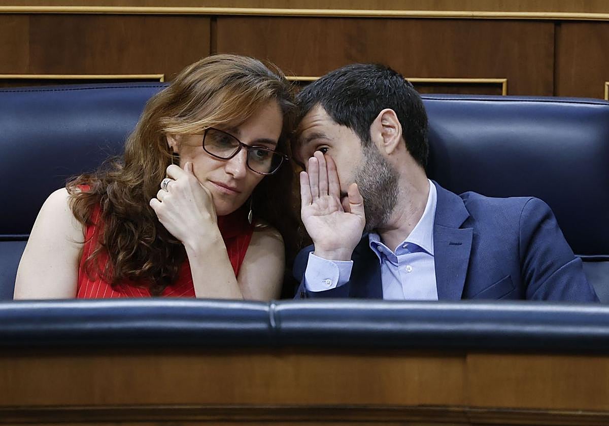 Mónica García y Pablo Bustinduy hablan durante la sesión control al Gobierno.