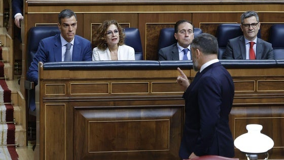 Santiago Abascal señala a Pedro Sánchez al abandonar el pleno.