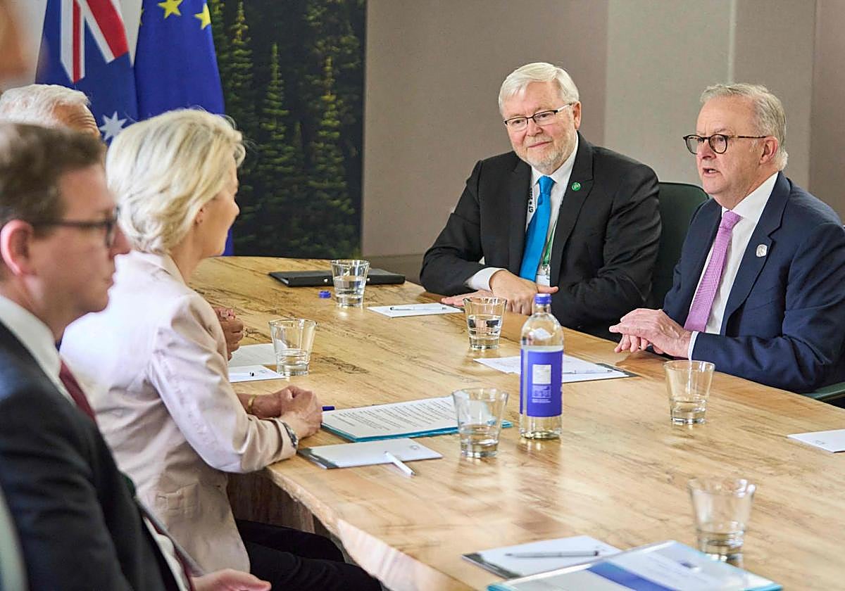 António Costa y Ursula von der Leyen conversan con el primer ministro australiano, Anthony Albanese.