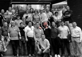 La última foto pública de Joseba Antxon Alonso Egurrola, señalado con un círculo, durante la celebración de la quintada de 1965 en Elgoibar el pasado 24 de mayo.