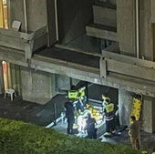 Sanitarios del 061 atendiendo anoche a la menor