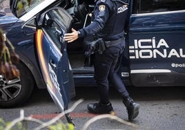 Un agente de policia accede al vehículo