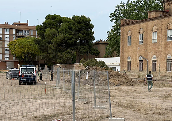 Varios policías inspeccionan el solar donde han ocurrido los hechos.