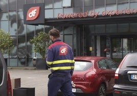 Un trabajador de Duro Felguera frente a la sede de la compañía, en Gijón.