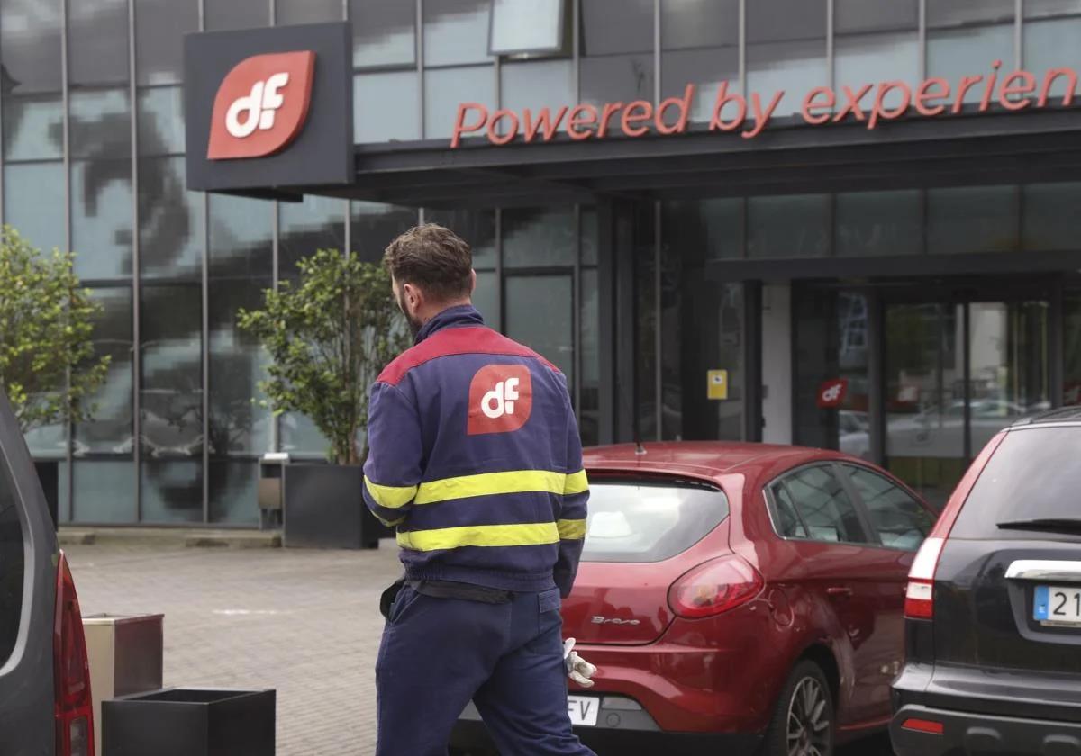 Un trabajador de Duro Felguera frente a la sede de la compañía, en Gijón.