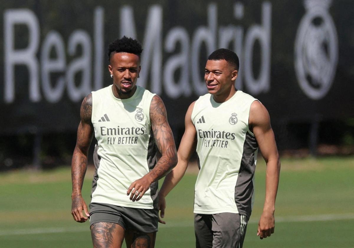 Kylian Mbappé smiles during a training session in Florida with Éder Militao.