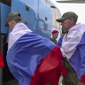 Prisioneros de guerra rusos toman un autobús tras el último intercambio con Ucrania.