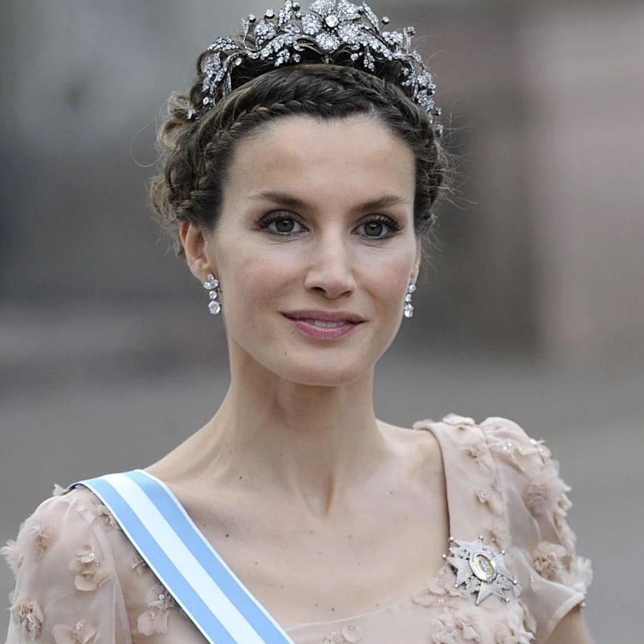Un error de protocolo y críticas de la prensa europea: el look de Letizia en la boda royal sueca