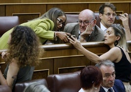 La diputada de Sumar Tesh Sidi muestra un móvil al diputado del PNV Mikel Legarda durante el pleno de este jueves.