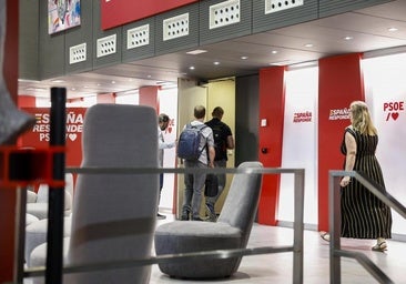 Agentes de la UCO, en la sede del PSOE en la calle Ferraz