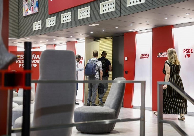 Agentes de la UCO, en la sede del PSOE en la calle Ferraz