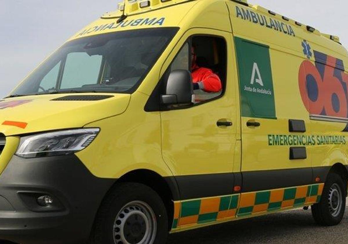 Una ambulancia del servicio de emergencia de Sevilla.