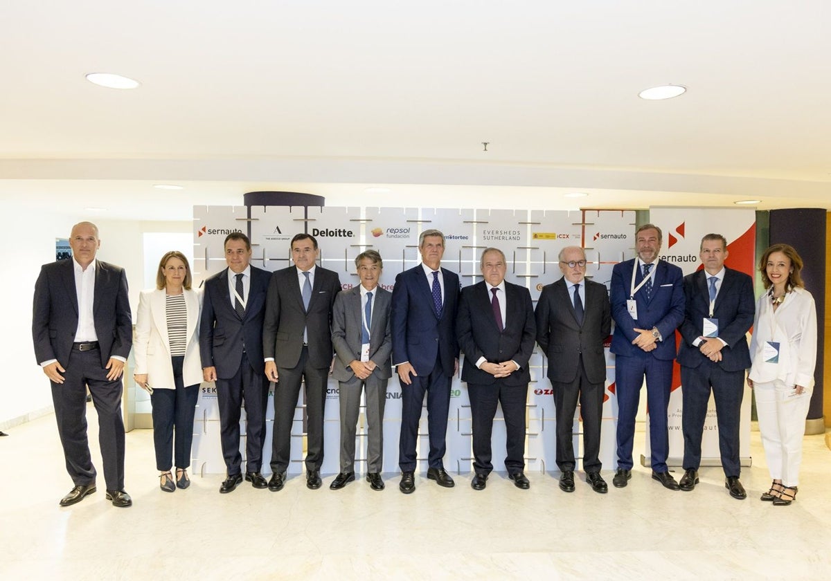 Family photo of the XII Sernauto meeting