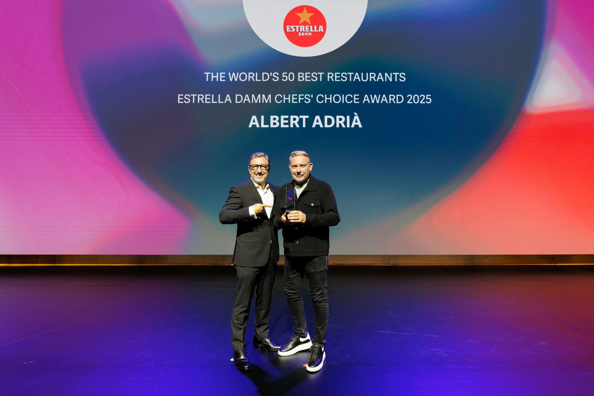 Imagen principal - En la imagen superior, Albert Adrià recibe el premio Estrella Damm Chef's Choice como reconocimiento de sus compañeros de profesión; debajo, el chef peruano Mitsuharu Tsumura, verdadera 'alma mater' del restaurante Maido; por último, Mohamed Benabdallah, maître y sumiller del Asador Etxebarri, ganador también en los 50Best por su labor con los mejores caldos.