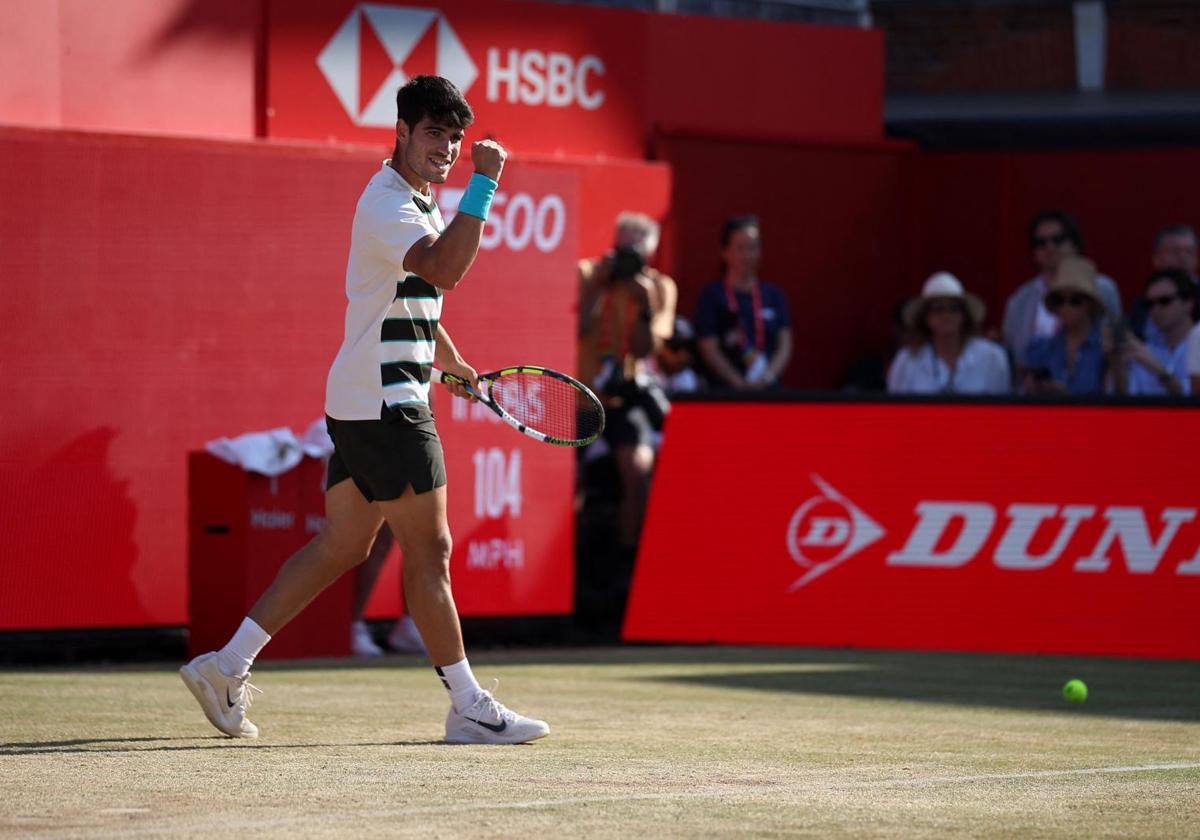 Carlos Alcaraz celebrates his quarter-final victory at Queen's.