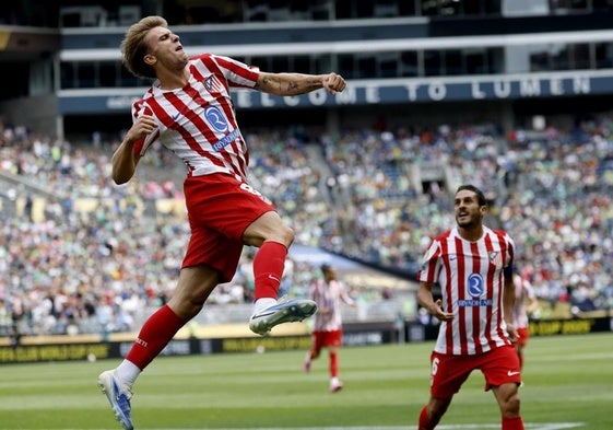 Pablo Barrios celebra el gol que abrió el camino del triunfo del Atlético en Seattle.