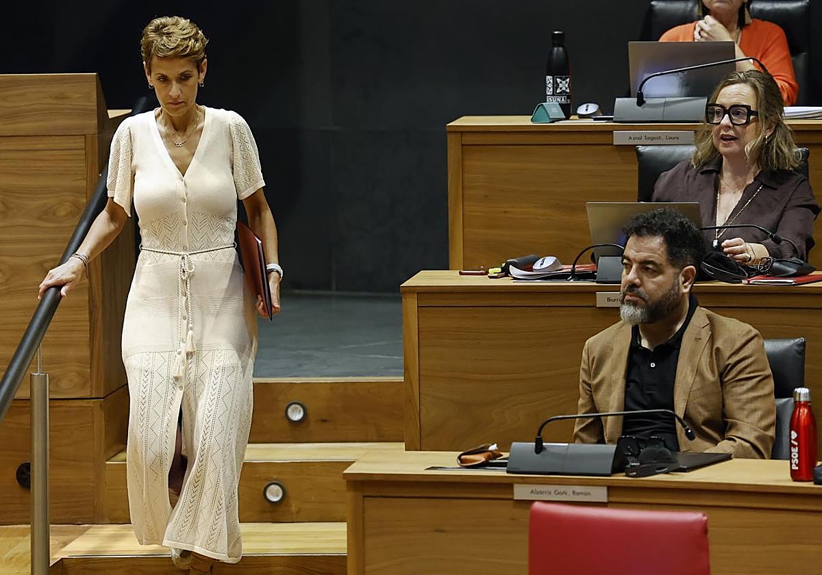 María Chivite pasa junto al ex vicesecretario general del PSN-PSOE, Ramón Alzórriz.