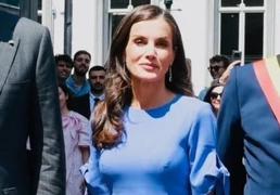 Letizia estrena un vestido de Carolina Herrera rebajado a mitad de precio en el azul que rejuvenece 10 años