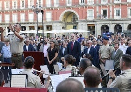 El rey Felipe VI y la reina Letizia asisten hoy miércoles en la Plaza Mayor de Madrid al concierto que ofrece la Guardia Real por el X aniversario de la proclamación del monarca.