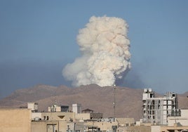 Una columna de humo en Teherán tras un ataque de la aviación de Israel.