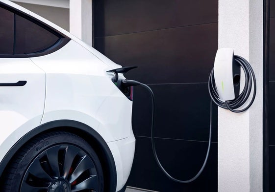 Coche eléctrico en proceso de carga