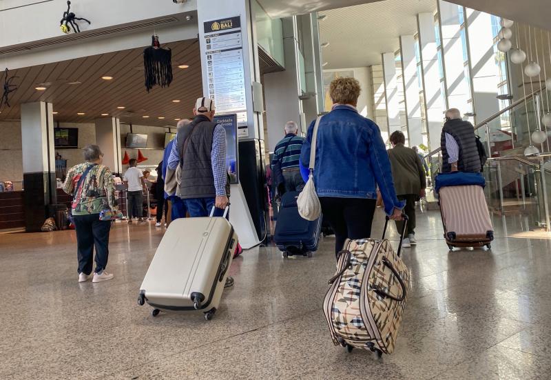 Viajeros a su llegada a un hotel.