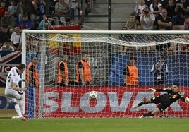 Anderson marca de penalti el tercer gol de Inglaterra ante España.