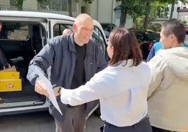 Svetlana Tijanovskaya recibe a su marido, Serguéi Tijanouski, tras su liberación.