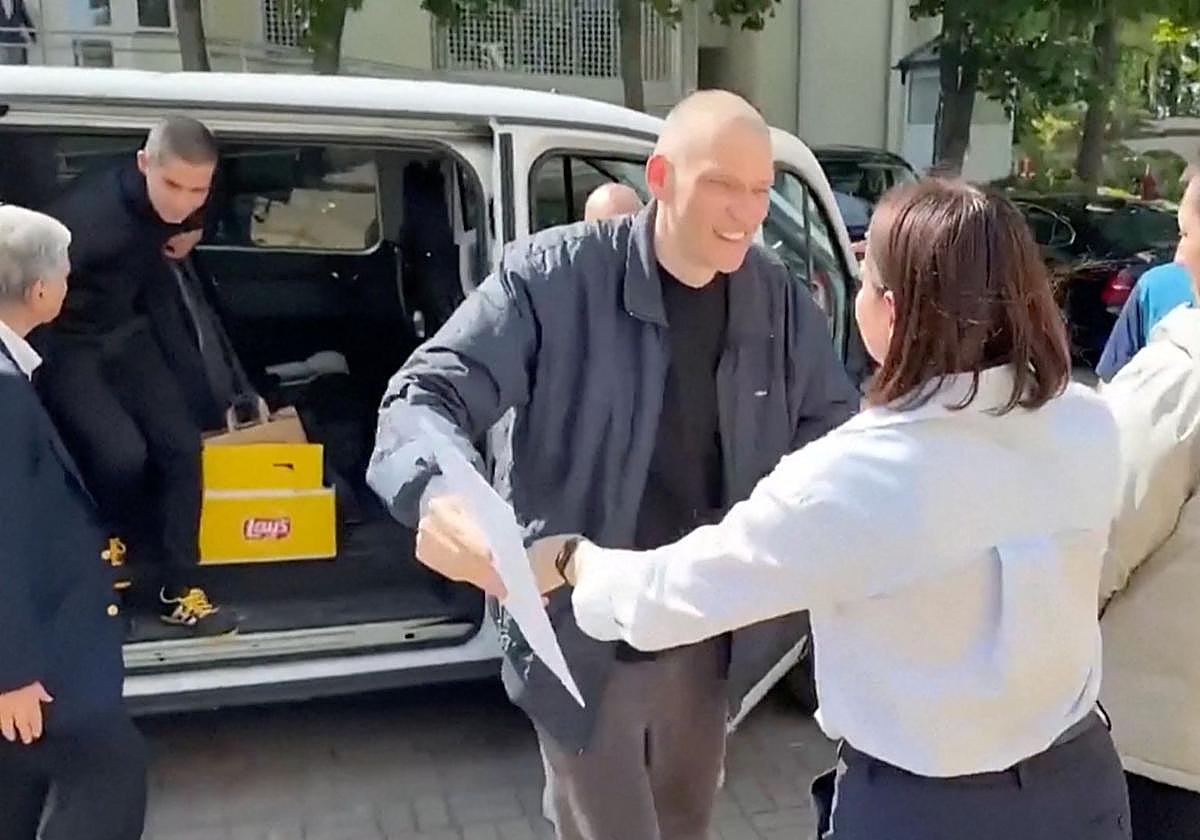 Svetlana Tijanovskaya recibe a su marido, Serguéi Tijanouski, tras su liberación.